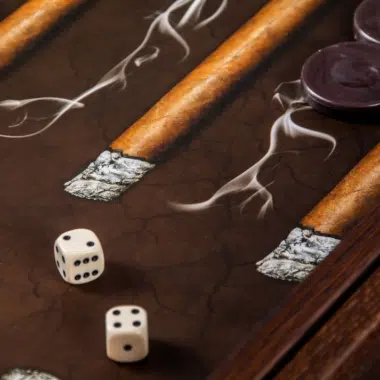 Backgammon Design Cigare Robusto, zoom sur les dés et le motif cigare du plateau