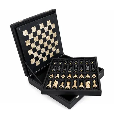 Coffret de rangement ouvert avec échiquier en marbre et pièces rangées