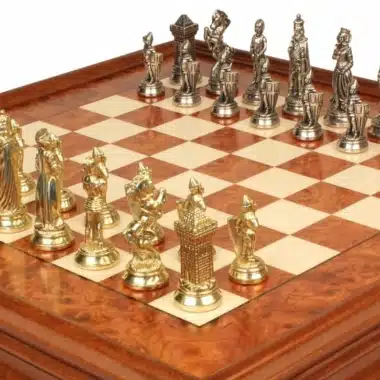 Alternative view of Ensemble Mary Stuart IX Echiquier sur Pied en Bois de Bruyère et d'Orme et Jeu d'Echecs en Métal