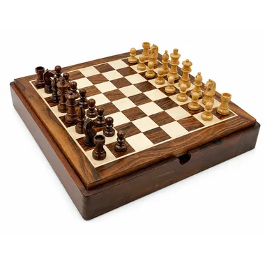 Vue d'ensemble du jeu d'échecs en bois avec pièces claires et foncées en position de départ