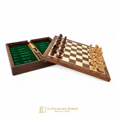 Coffret de voyage ouvert avec échiquier replié et compartiment de rangement en feutrine verte