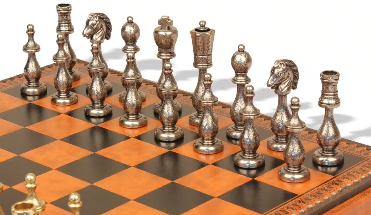 Ensemble Oriental Echiquier en Similcuir avec Rangement et Pièces d'Echecs en Métal Filigrane – Image 5