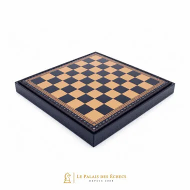 Échiquier similicuir doré et bleu fermé vu en perspective avec son coffret