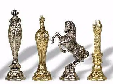 Pièces médiévales mixtes argent et or : roi, fou, cavalier et tour alignés