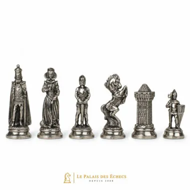 Pièces d'échecs Mary Stuart X en finition argentée, détail des quatre figures