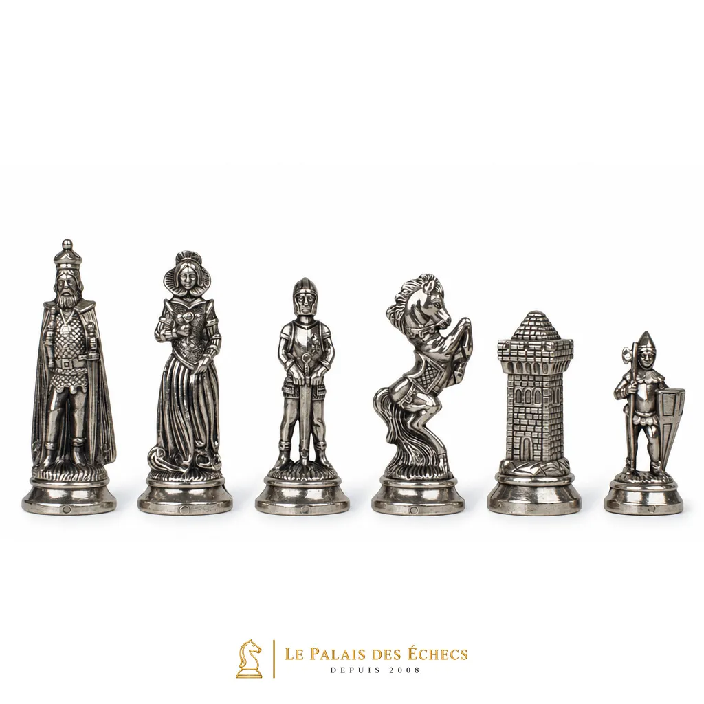 Pièces d'échecs Mary Stuart X en finition argentée, détail des quatre figures