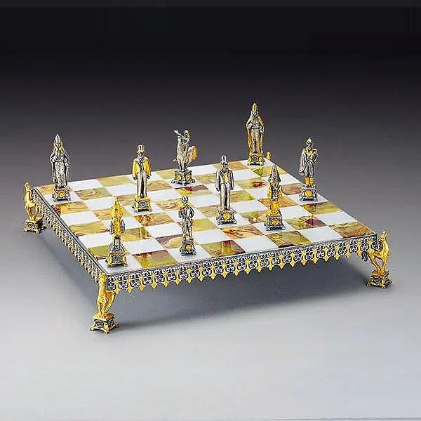 Ensemble "Revolution Russe de 1917" Echiquier et Jeu d'Echecs en Bronze, Onyx et Or 24 Carats