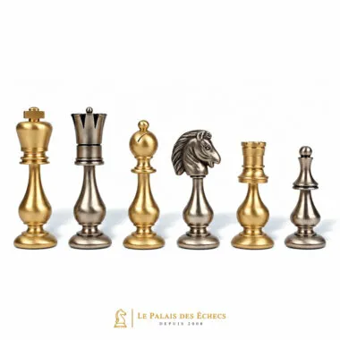 Détail des pièces dorées et argentées : roi, pion, cavalier et tour du jeu Grand Oriental