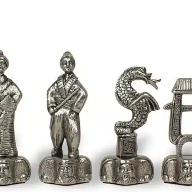 Pièces d'échecs Samouraï en métal argenté, détail du dragon et des personnages