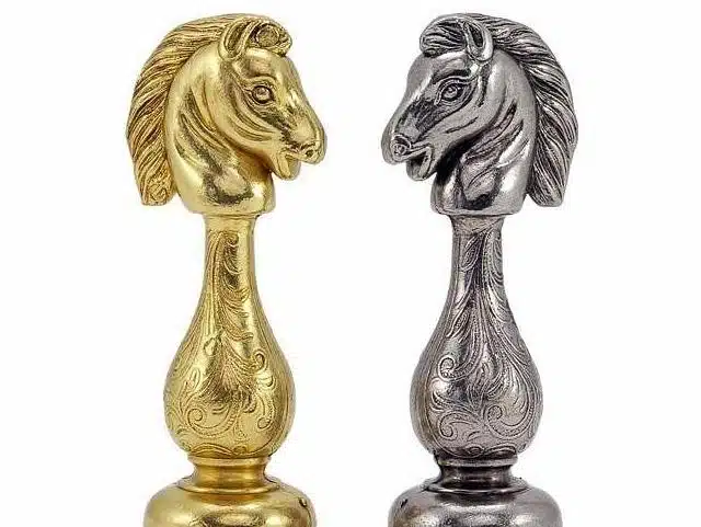 Pieces d'Echecs en Metal Plaque Or et Argent et Echiquier En Bois d'Orme et de Bruyere Laqué – Image 6
