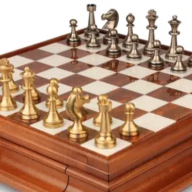 Alternative view of Ensemble "Large Staunton II" Echiquier sur Pied en Bois et Albâtre de Toscane et Jeu d'Echecs en Laiton Staunton