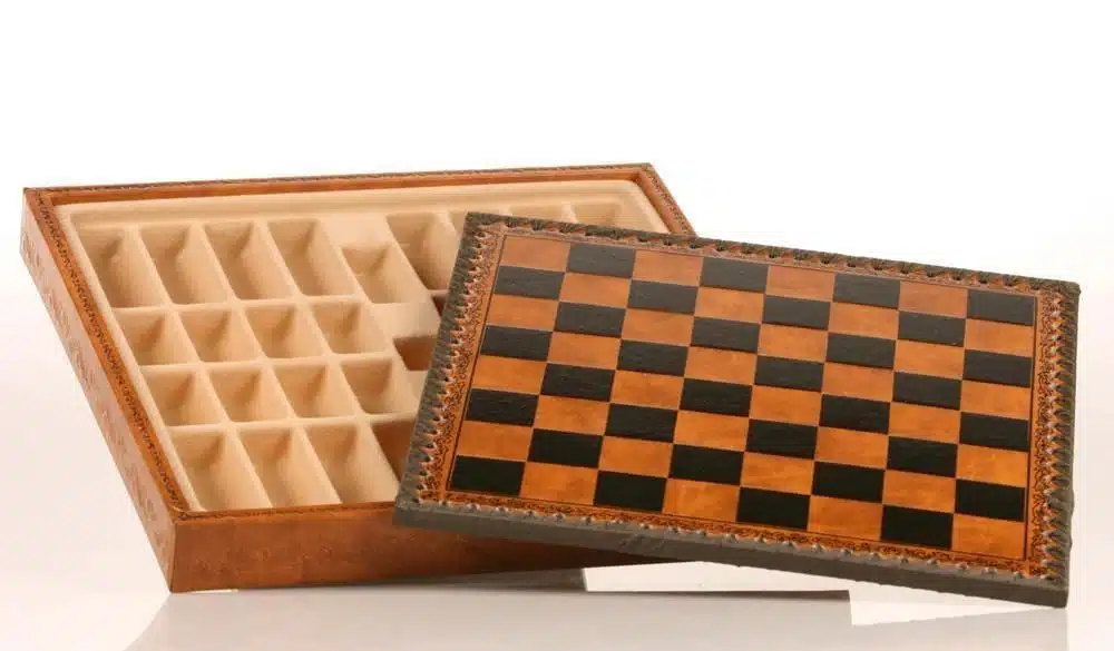 Ensemble Oriental Echiquier en Similcuir avec Rangement et Pièces d'Echecs en Métal Filigrane – Image 24