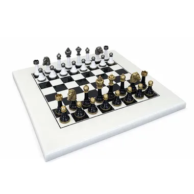 Ensemble Staunton complet avec échiquier laqué et pièces métalliques dorées et argentées