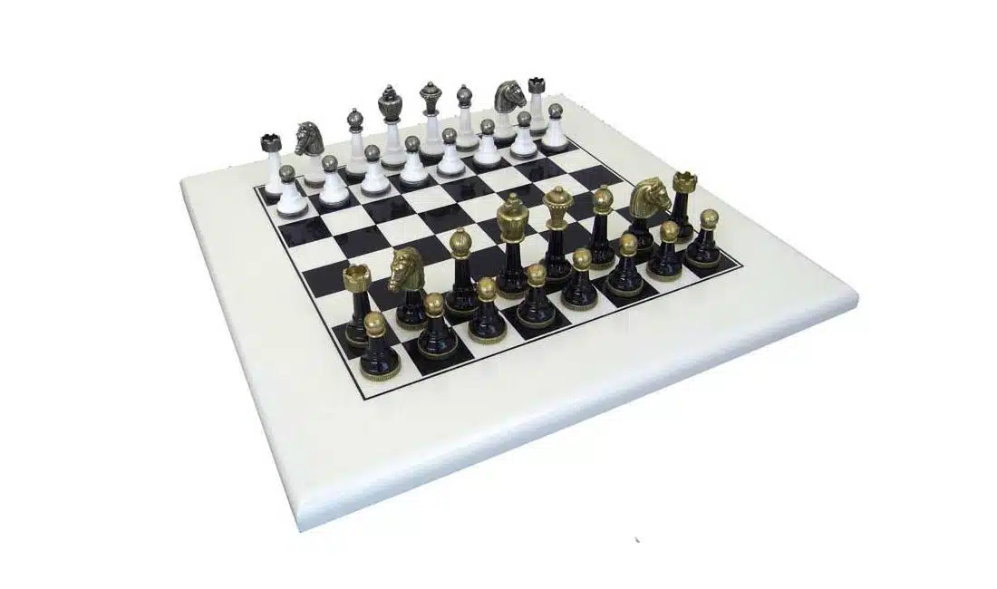 Ensemble "Staunton Design" Echiquier en Bois Laqué & Jeu d'Echecs en Métal Massif Laqué Noir et Blanc