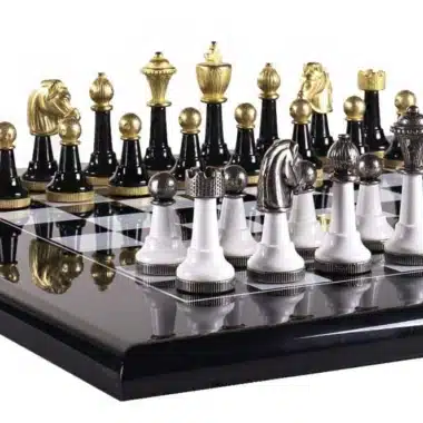 Alternative view of Ensemble Staunton Design II Echiquier  en Bois Laqué & Jeu d'Echecs en Métal Massif Laqué Noir et Blanc