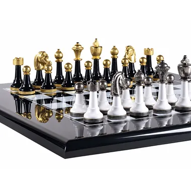 Pièces métal laqué noir et blanc Staunton Design II vues de côté sur l'échiquier
