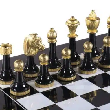 Pièces noires laquées de l'ensemble Staunton Design II alignées sur l'échiquier