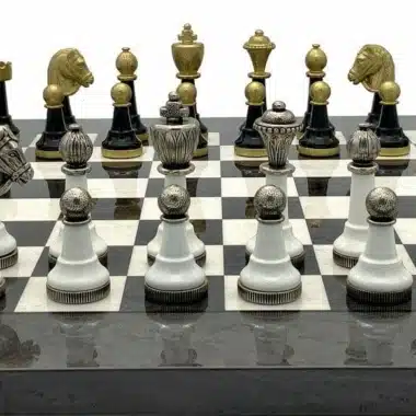 Alternative view of Ensemble Staunton Design III Echiquier en Bois d'Erable et de Bruyère et Jeu d'Echecs en Métal et Bois