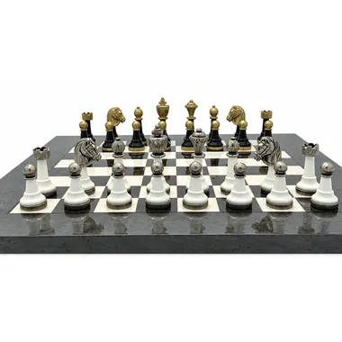 Pièces d'échecs Staunton Design III alignées, rangée blanche au premier plan