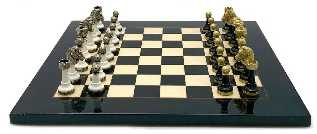 Ensemble Staunton Design IV Echiquier en Bois d'Erable et Jeu d'Echecs en Bois et en Métal – Image 3
