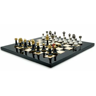 Échiquier en érable avec pièces Staunton Design IV, vue rapprochée du jeu engagé