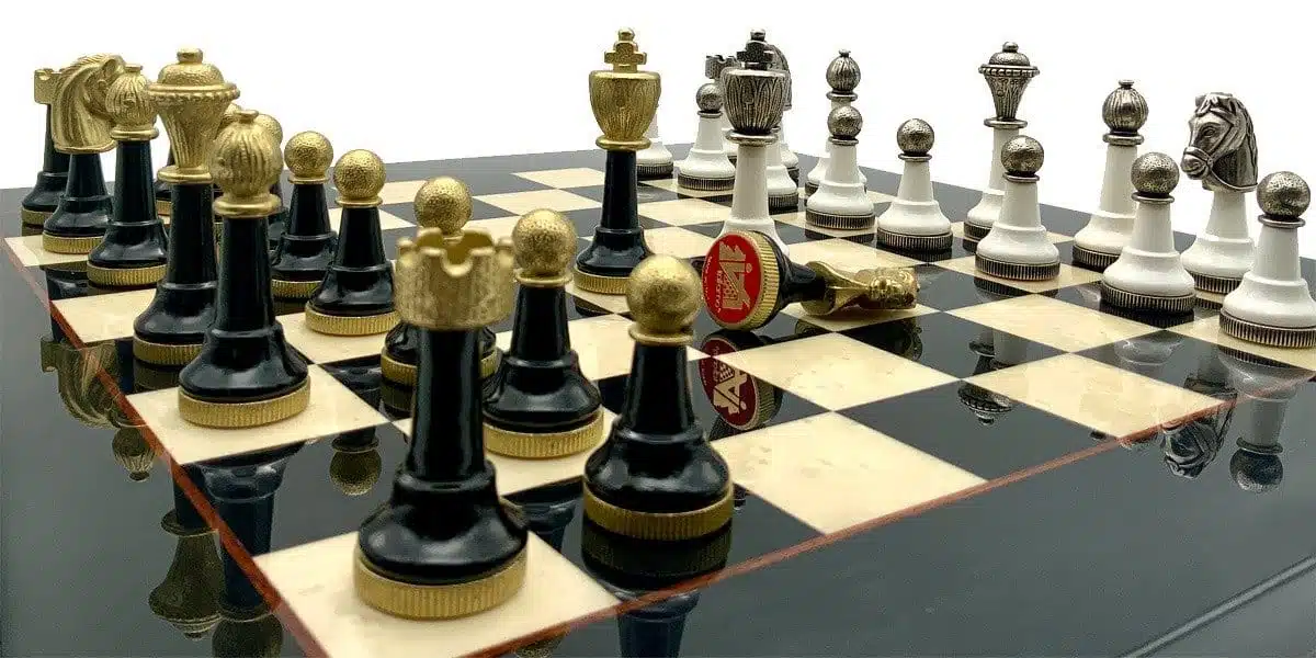 Ensemble Staunton Design IV Echiquier en Bois d'Erable et Jeu d'Echecs en Bois et en Métal – Image 4