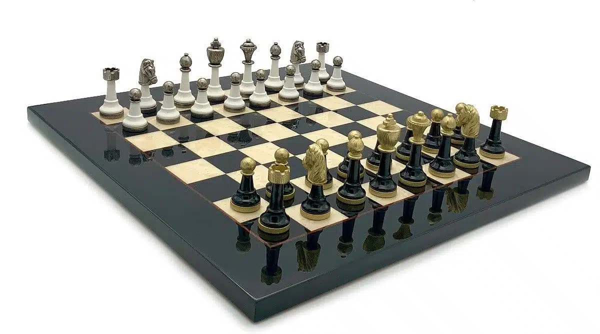 Ensemble Staunton Design IV Echiquier en Bois d'Erable et Jeu d'Echecs en Bois et en Métal