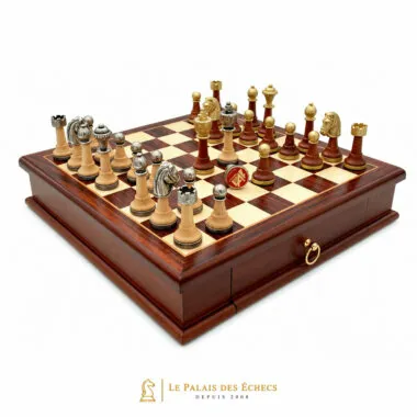 Pièces d'échecs Classic XV en métal doré et argenté sur échiquier en bois