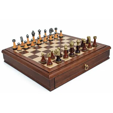 Ensemble Classic XIV vu de côté avec pièces en métal et bois disposées