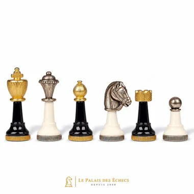 Pièces d'échecs métal laqué noir et blanc, finitions argentées et dorées