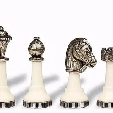 Détail des pièces blanches et argentées : dame, fou, cavalier et tour du modèle Staunton Design II