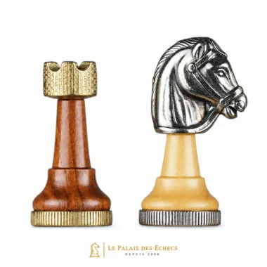 Tour et cavalier en métal et bois, détail des pièces d'échecs