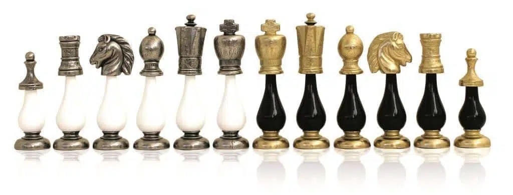 Ensemble Bicolore III Noir et Blanc Echiquier en Bois et Plateau en Albâtre et Pièces d'Echecs en Métal et Bois – Image 3