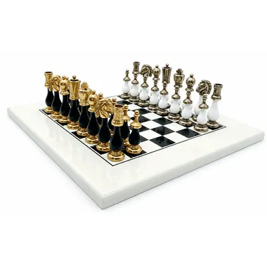 Ensemble complet Bicolore II, pièces en métal et bois sur échiquier noir et blanc