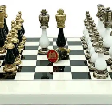 Alternative view of Ensemble Bicolore II Noir et Blanc Echiquier en Bois et Jeu d'Echecs en Métal et en Bois Staunton
