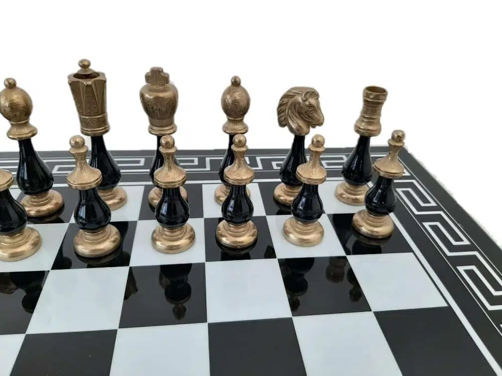 Ensemble Bicolore IV Noir et Blanc Echiquier en Bois et Pièces Echecs en Métal et Bois – Image 3
