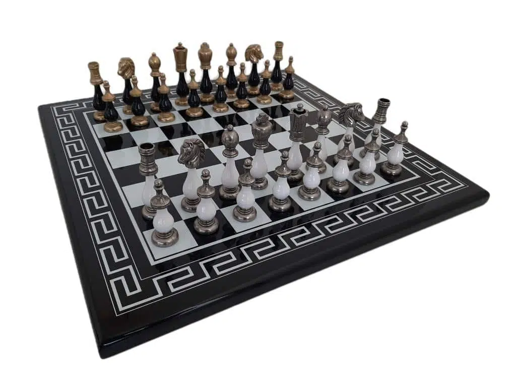 Ensemble Bicolore IV Noir et Blanc Echiquier en Bois et Pièces Echecs en Métal et Bois