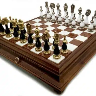 Alternative view of Ensemble Bicolore III Noir et Blanc Echiquier en Bois et Plateau en Albâtre et Pièces d'Echecs en Métal et Bois