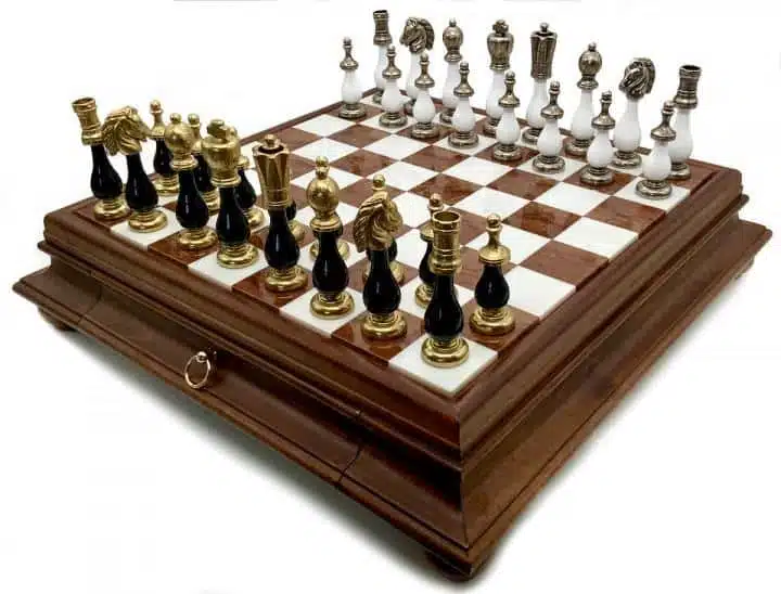 Ensemble Bicolore III Noir et Blanc Echiquier en Bois et Plateau en Albâtre et Pièces d'Echecs en Métal et Bois – Image 2