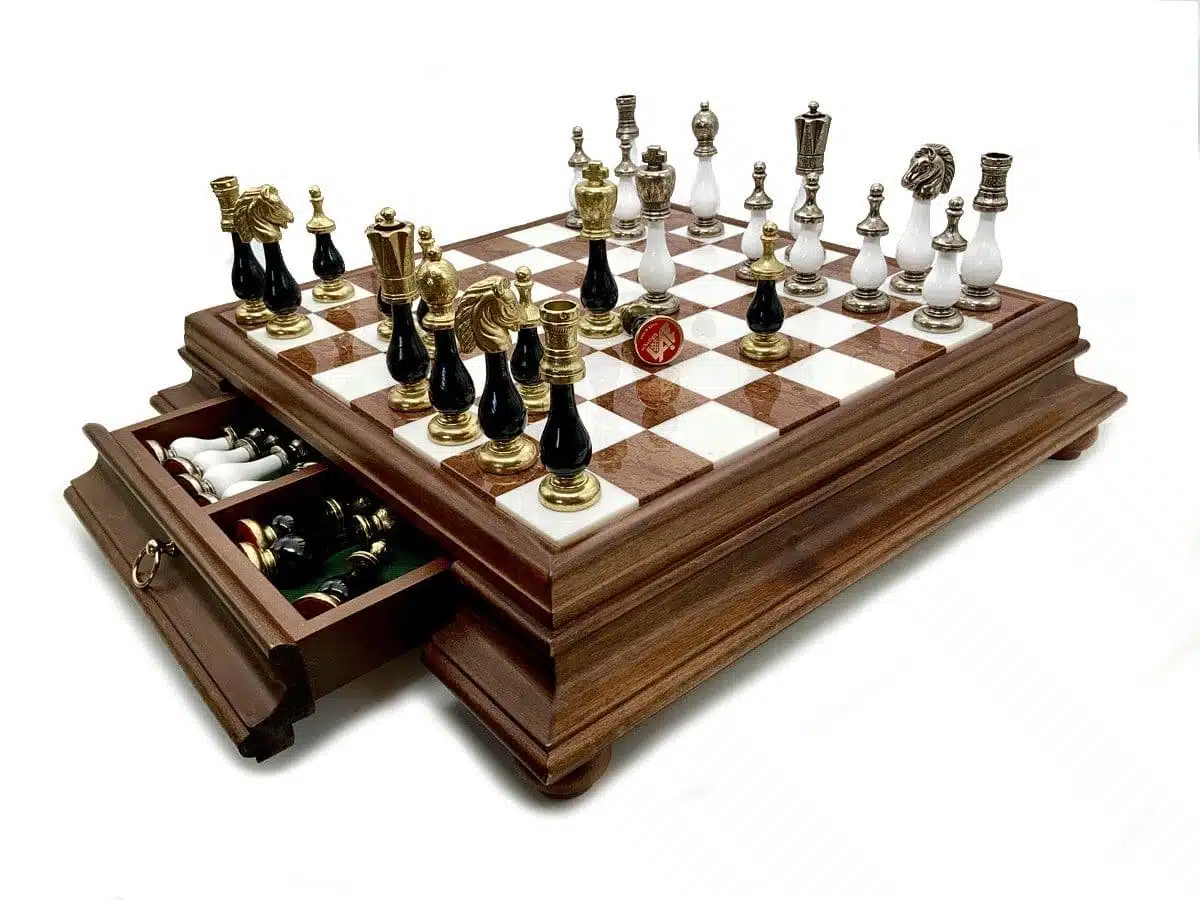 Ensemble Bicolore III Noir et Blanc Echiquier en Bois et Plateau en Albâtre et Pièces d'Echecs en Métal et Bois