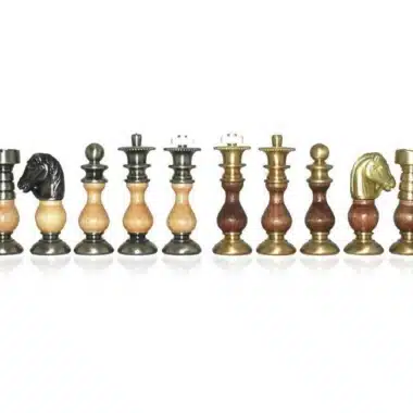 Pièces du jeu d'échecs Français V alignées en bois et laiton, vue de détail