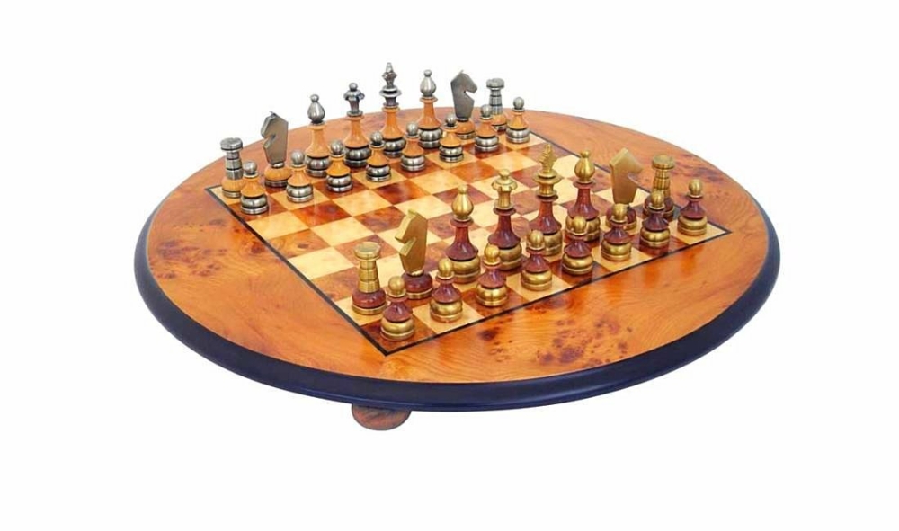 Ensemble "Stylisé" Echiquier sur Pied Rond en Bois de Bruyère et d'Orme & Jeu d'Echecs en Bois et Laiton