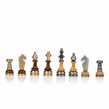 Pièces d'échecs stylisées en bois et laiton massif alignées