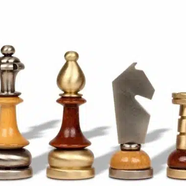 Jeu d'Echecs Stylisé en Bois et Laiton Massif