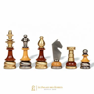 Jeu d'échecs stylisé en bois et laiton massif, quatre pièces en vue frontale