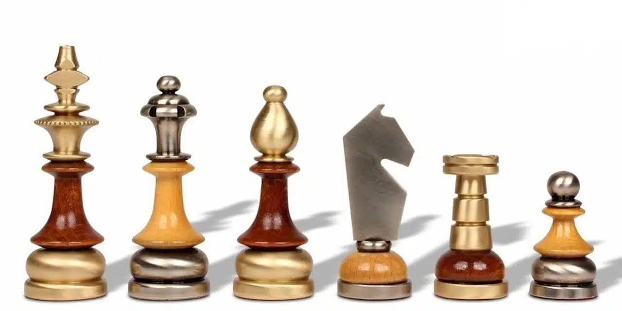 Ensemble de Jeu d'Échecs en Laiton Massif et Bois avec Échiquier en Noyer de Bruyère Finition Brillante – Image 3