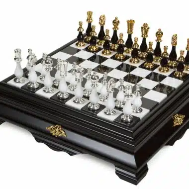 Ensemble Art Deco Luxe Echiquier Sur Pied Noir et Blanc en Bois et Plateau de Jeu en Marbre de Carrare avec Rangement et Jeu D'Echecs Noir et Blanc Or 24 carats