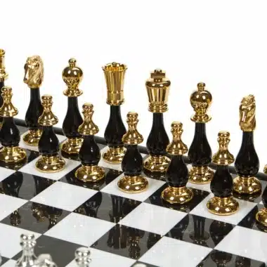 Ensemble Art Deco Luxe Echiquier Sur Pied Noir et Blanc en Bois et Plateau de Jeu en Marbre de Carrare avec Rangement et Jeu D'Echecs Noir et Blanc Or 24 carats – Image 4