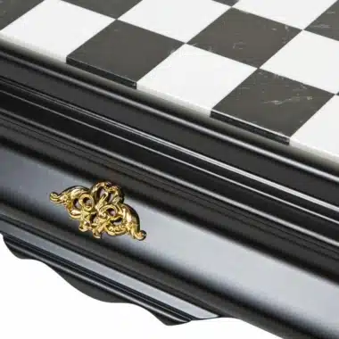 Ensemble Art Deco Luxe Echiquier Sur Pied Noir et Blanc en Bois et Plateau de Jeu en Marbre de Carrare avec Rangement et Jeu D'Echecs Noir et Blanc Or 24 carats – Image 9