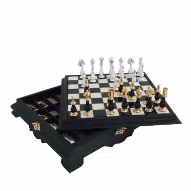 Alternative view of Ensemble Art Deco Luxe Echiquier Sur Pied Noir et Blanc en Bois et Plateau de Jeu en Marbre de Carrare avec Rangement et Jeu D'Echecs Noir et Blanc Or 24 carats